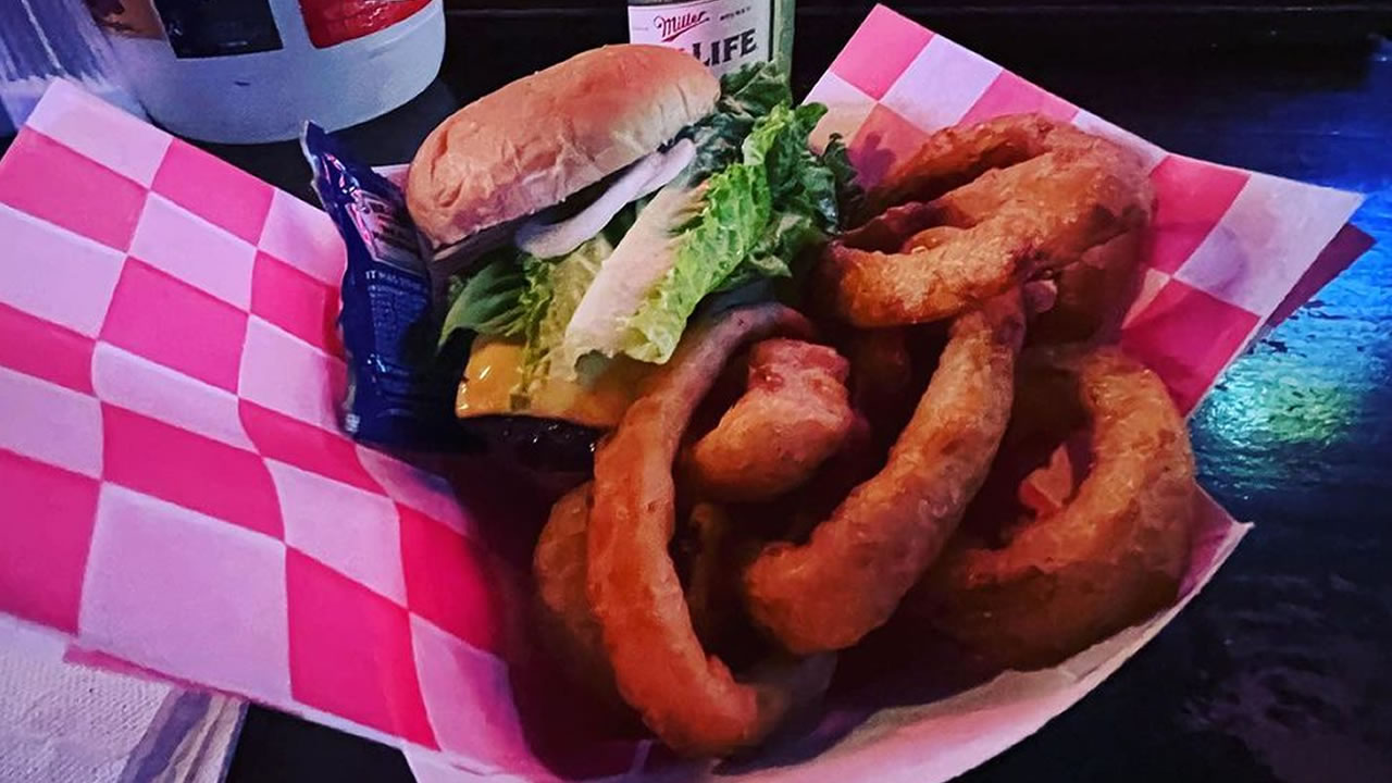 Onion Rings and Cheeseburger at Robert's Western World